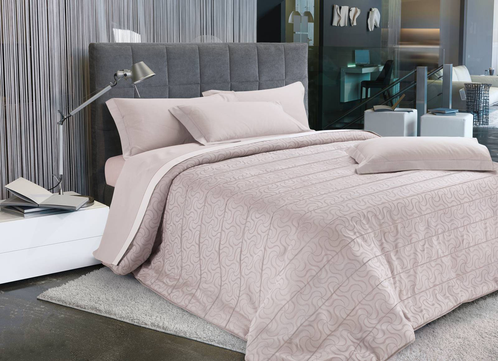 È la soluzione ideale nel passaggio alla bella stagione il copriletto matrimoniale trapuntato Ella di Vallesusa che è in grado di garantire sempre il giusto tepore; è realizzato in raso jacquard tinto in filo in una raffinata colorazione rosa cenere. L' imbottitura in morbida fibra anallergica di poliestere lo rende morbido e leggero. Prezzo 109 euro. https://www.gabel1957.com È la soluzione ideale nel passaggio alla bella stagione il copriletto matrimoniale trapuntato Ella di Vallesusa che è in grado di garantire sempre il giusto tepore; è realizzato in raso jacquard tinto in filo in una raffinata colorazione rosa cenere. L' imbottitura in morbida fibra anallergica di poliestere lo rende morbido e leggero. Prezzo 109 euro. https://www.gabel1957.com