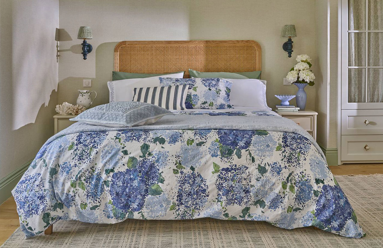 Cotone lavato per il copripiumino matrimoniale di Coincasa che è completamente decorato da una fantasia di ortensie blu stampata su fondo bianco. È prodotto in puro cotone certificato Oekotex con orlo a giorno. Prezzo 89,90 euro. Sono disponibili le federe coordinate acquistabili separatamente. https://www.coin.it Cotone lavato per il copripiumino matrimoniale di Coincasa che è completamente decorato da una fantasia di ortensie blu stampata su fondo bianco. È prodotto in puro cotone certificato Oekotex con orlo a giorno. Prezzo 89,90 euro. Sono disponibili le federe coordinate acquistabili separatamente. https://www.coin.it