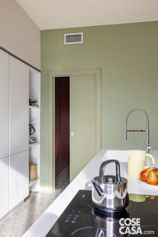 Cucina con pavimento in graniglia