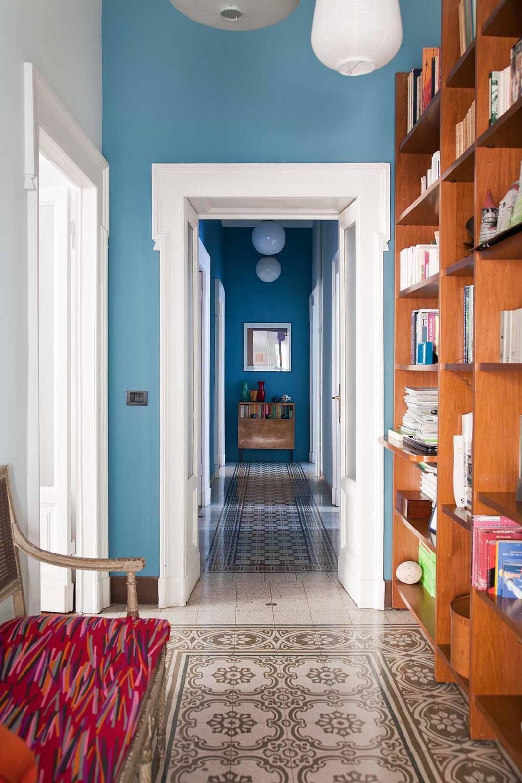 Raccordo fra graniglie differenti. la casa presentava due graniglie originali differenti – una a motivi floreali e una geometrica con fascia e bordo – separate da una porzione demolita o non recuperabile. Il nuovo inserto è stato quindi progettato come una graniglia neutra e chiara, pensata non per imitare l’esistente, ma per fare da elemento di transizione tra i due decori. Progetto architetto Clara Bona