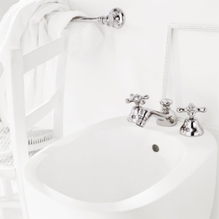 Il gruppo bidet a tre fori Roma 3601 di Rubinetterie Stella fa parte dell’iconica serie Roma che compie quest’anno 100 anni e propone forme classiche. Ha bocca di erogazione a getto orientabile e scarico 1"1/4. È disponibile in svariate finiture. Prezzo su richiesta. www.rubinetteriestella.it