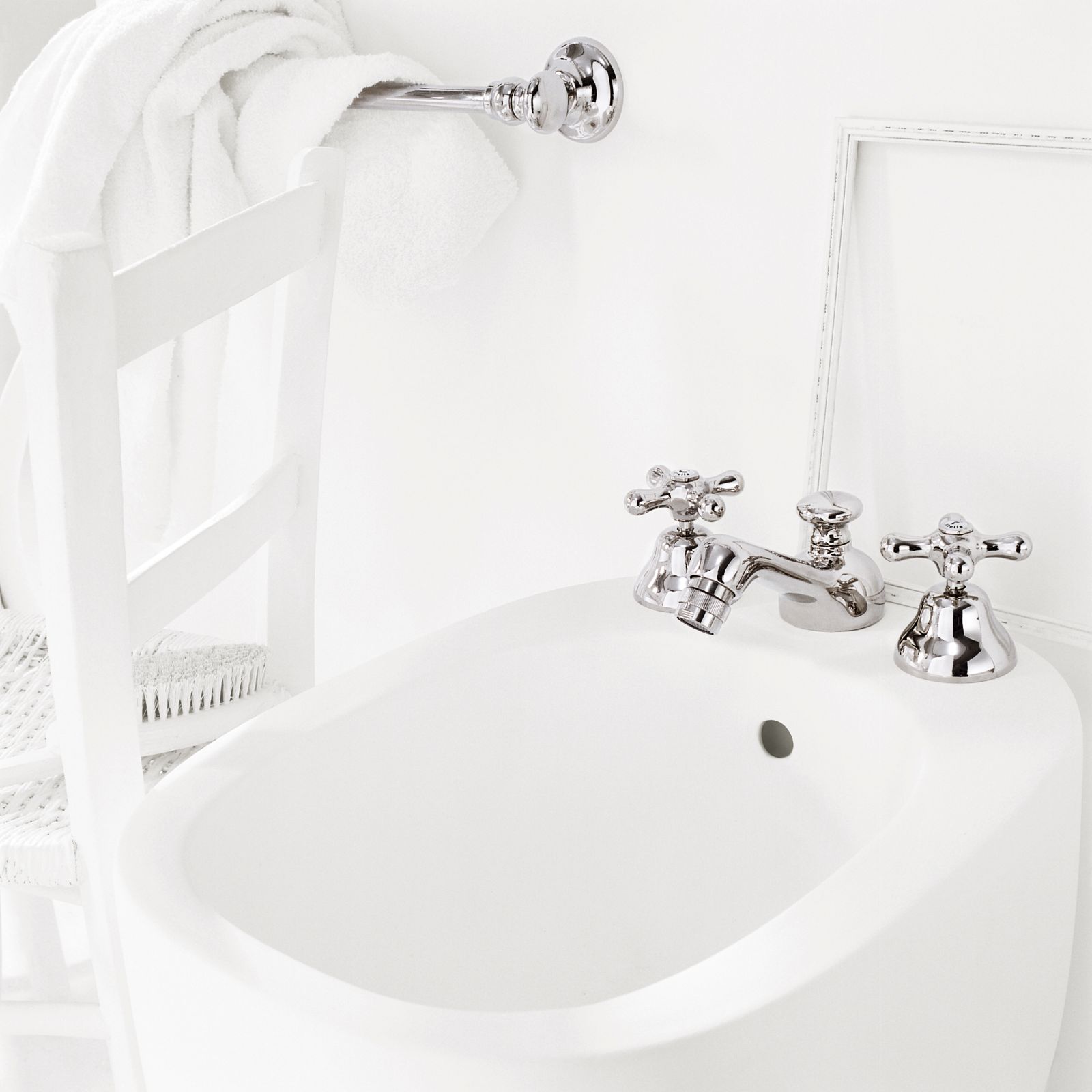 Il gruppo bidet a tre fori Roma 3601 di Rubinetterie Stella fa parte dell’iconica serie Roma che compie quest’anno 100 anni e propone forme classiche. Ha bocca di erogazione a getto orientabile e scarico 1"1/4. È disponibile in svariate finiture. Prezzo su richiesta. www.rubinetteriestella.it