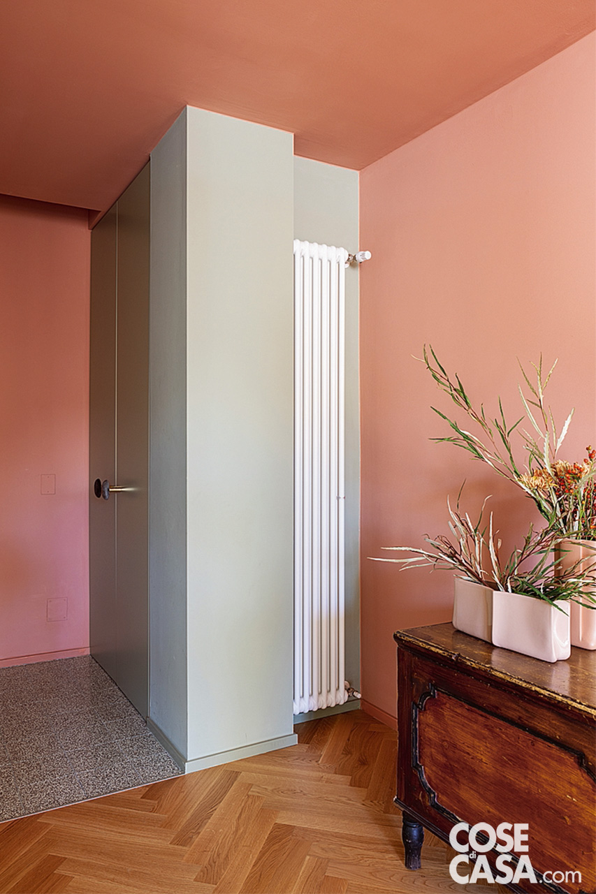 Ingresso con pavimento in graniglia grigia. Bagno con rivestimenti graniglia grigia e color terracotta. Progetto STUDIOCARTA, team arch. Mauro Carta, arch. Silvia Faravelli, Andrea Villa e Simona Marzoli, Milano, Tel. 02/38239040. www.maurocarta.com - Foto: Cristina Galliena Bohman - Styling: Rosaria Galli