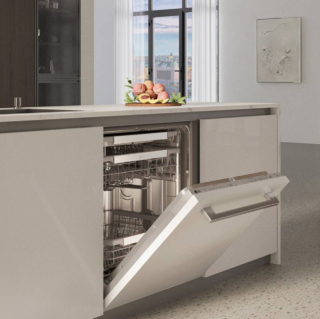 A scomparsa totale, la lavastoviglie QuadWash Serie 5 di Lg lava 14 coperti. In classe A-20%, ha 4 bracci irroratori con movimenti multidirezionali che permettono all'acqua di raggiungere ogni angolo delle stoviglie ed è regolabile du 10 programmi di lavaggio. Ha un generatore di vapore a 100°C TrueSteam™ che utilizzato nella fase di prelavaggio aiuta ad ammorbidire le incrostazioni di cibo ed evita la formazione delle macchie sulle stoviglie. Con l'app ThinQ è possibile programmi specifici e indicazioni di utilizzo con aggiornamenti. Misura L 60 x P 55 x H 81,5 cm. Prezzo 1.199 euro. www.lg.com