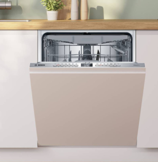 Nella lavastoviglie da incasso a scomparsa totale Serie 4 SBH4ECX28E di Bosch il sistema Efficient Dry apre automaticamente lo sportello durante la fase di asciugatura per prevenire la formazione di condensa e raffreddare delicatamente le stoviglie, oltre a consentire un processo naturale di asciugatura. In classe di efficienza energetica A, appartiene alla Green Collection, perché è prodotta utilizzando una parte di acciaio inox a ridotte emissioni di CO₂. Per 14 coperti, ha 6 programmi (Eco, Auto 45-65°C, Intensivo, Express 60°, Silenzioso 50°, Preferito), e consuma solo 9 litri di acqua a ciclo nel programma Eco. La App Home Connect permette di controllare da remoto l’apparecchio, accedere ai manuali di istruzioni in formato digitale e consultare utili suggerimenti d’utilizzo direttamente dal proprio smartphone o tablet. Misura L 60 x P 55 x H 86,5 cm. Prezzo da rivenditore. www.bosch-home.com/it