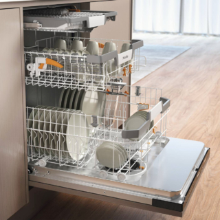 Con dosaggio automatico grazie ad AutoDos e detersivo granulare PowerDisk integrato, la lavastoviglie Platinum G 7655 SCVi Nero ossidiana di Miele è XXL non solo per i 14 coperti, ma perché è strutturata con un'altezza di 85 cm che offre ancora più spazio nel cestello superiore per stoviglie più grandi o bicchieri del vino a stelo lungo. In classe di efficienza energetica A, nel programma Automatic consuma solo 6 litri di acqua. Ha emissione sonora di 42 dB(a). Misura L 60 x P 55 x H 84,5 cm. Prezzo 2.699 euro. www.miele.it
