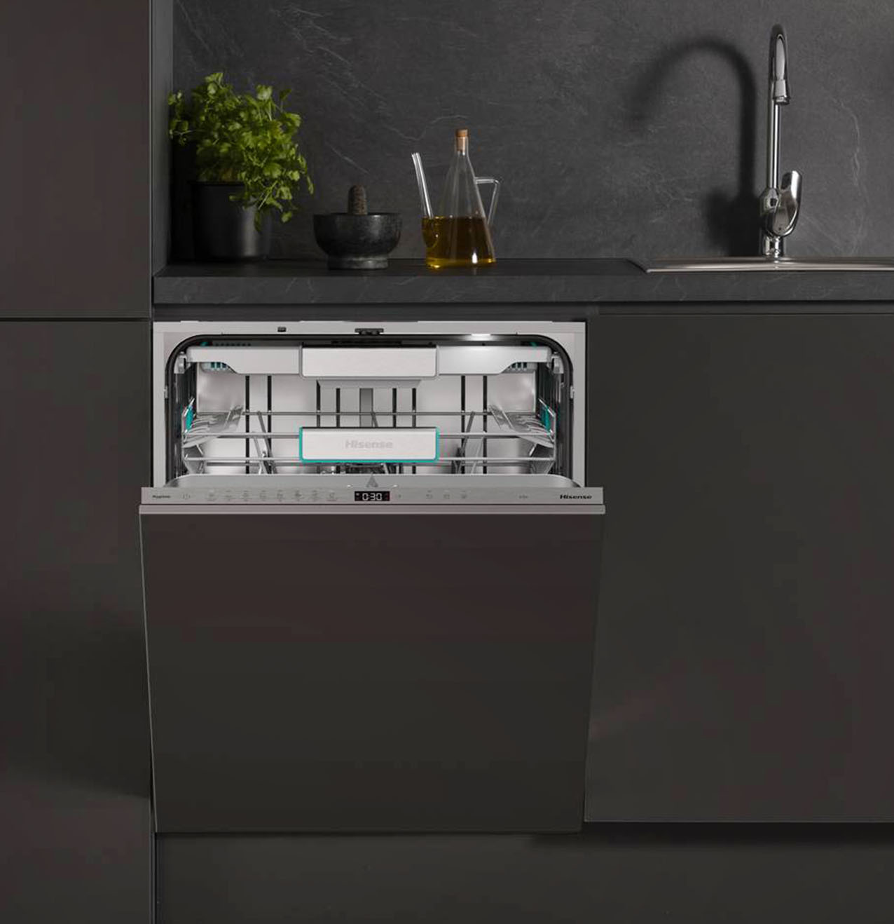 Da incasso, la lavastoviglie HV693A65AD di Hisense ha tre cesti e gli interni personalizzabili per caricare fino a 16 coperti in un una volta sola. Dotata di ciclo breve da 15’ e motore Inverter, ha porta che si apre in automatico alla fine di ogni ciclo di lavaggio, per far uscire il vapore in eccesso e far entrare aria fresca e luci led posizionate all'interno che garantiscono una vista perfetta. Smart permette un controllo e un monitoraggio da remoto tramite App. Misura L 60 x P 55,5 x H 82 cm. Prezzo da rivenditore. www.hisense.com