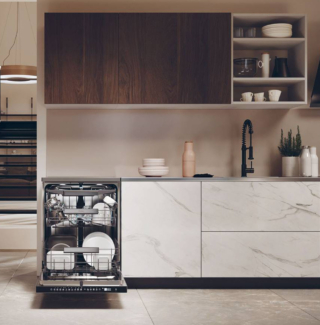La lavastoviglie I-Pro Shine Serie 7 XF 4A4M4PX di Haier funziona con Intelligenza Artificiale e sensori per ottenere un lavaggio su misura e potenziare l’efficienza massimizzando i risultati. La funzione Washing-Lens, per esempio, garantisce un lavaggio completamente personalizzato per ogni esigenza: semplicemente scattando una foto del cestello, viene suggerito il ciclo di lavaggio più idoneo in base alla quantità e al tipo di carico. Per 14 coperti, è in classe energetica A. Ha motore silenzioso Inverter. Misura L 60 x P 60 x H 85 cm. Prezzo 1.299 euro. www.haier-europe.com