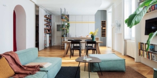 Casa ristrutturata con open space e ingresso in cucina schermato da un mobile passante