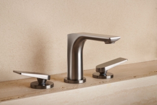 Il design moderno del miscelatore bicomando per lavabo tre fori da piano Blade di Cristina Rubinetterie è definito da tagli netti e precisi che ne scolpiscono la forma. Questi elementi non sono soltanto decorativi, ma contribuiscono alla fusione tra bocca di erogazione e corpo. La leva, posizionata al di sopra del corpo del rubinetto, ricorda una lama sottile. Ha aeratore che limita il flusso a 5,6 litri al minuto. È disponibile nelle finiture: cromo, nero opaco, alux, oro rosa spazzolato PVD, cromo nero lucido e spazzolato, metallic spazzolato e gold brass spazzolato PVD. È alto 13,2 cm. Prezzo nella finitura brushed metallic 755,70 euro. Foto: Paolo Carlini. www.cristinarubinetterie.com