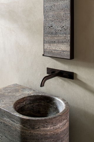 Ha finitura Black Ivory satinata, il cui colore ricorda una delle varietà più pregiate di caffè, il miscelatore bicomando a parete SIX02 della collezione Sixty di CEA Design. La bocca di erogazione è in acciaio inox. La bocca di erogazione misura 24,5 cm. Prezzo su richiesta. www.ceadesign.it