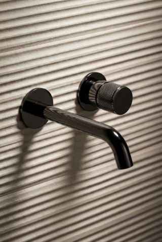 Il miscelatore lavabo da parete 0-RCE2702-CRN della collezione Race di Carimali ha finitura galvanica in cromo nero lucido e comando a parete con rosone. L’interasse bocca misura 14,7 cm. Prezzo 674,50 euro. www.carimali.it