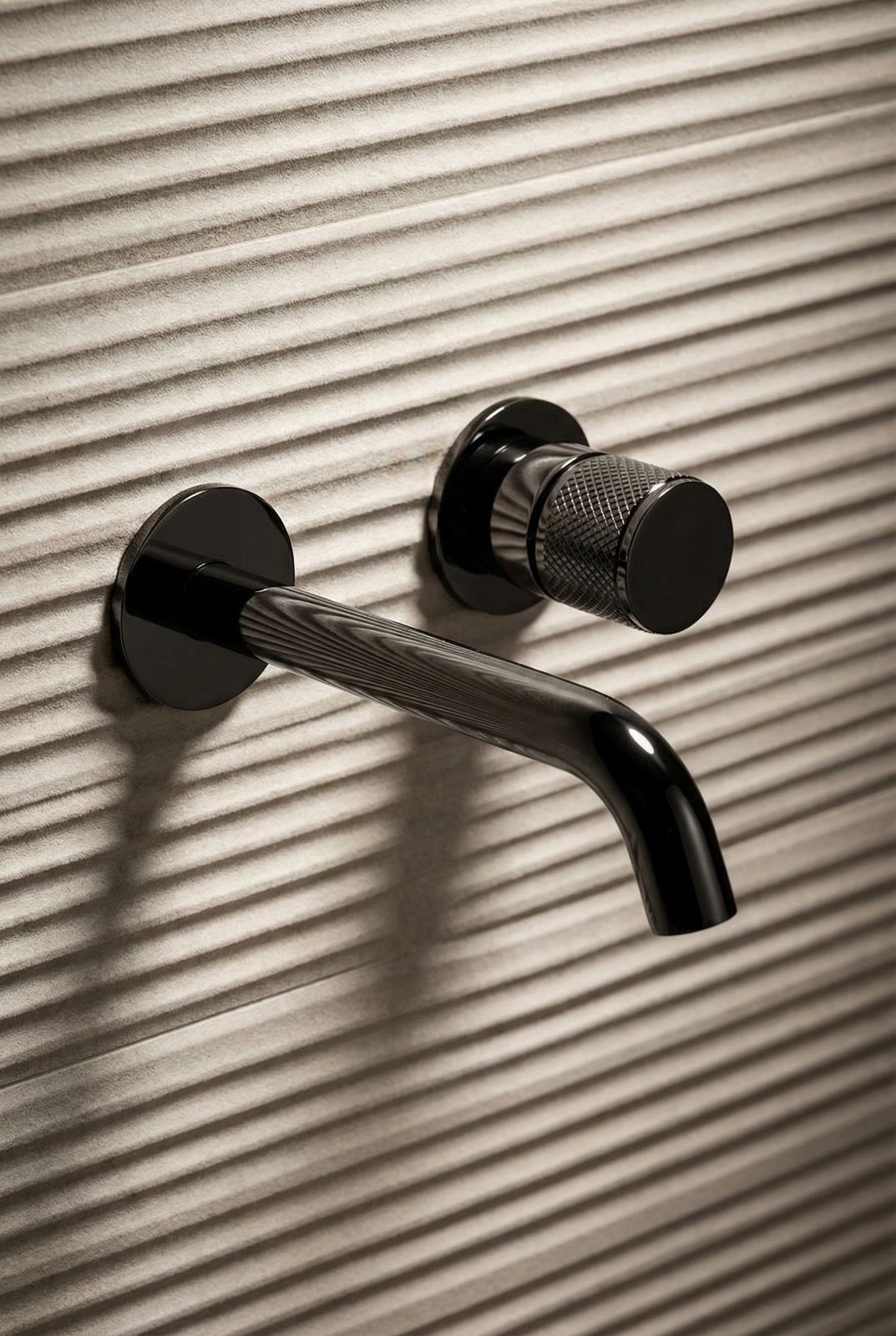 Il miscelatore lavabo da parete 0-RCE2702-CRN della collezione Race di Carimali ha finitura galvanica in cromo nero lucido e comando a parete con rosone. L’interasse bocca misura 14,7 cm. Prezzo 674,50 euro. www.carimali.it
