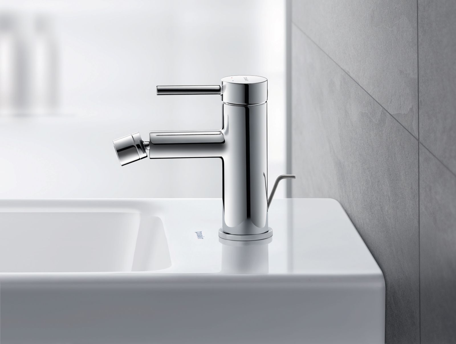 Il miscelatore monocomando per bidet della serie Circle di Duravit ha finitura cromo lucido. Con salterello, dispone di cartuccia in ceramica e rompigetto con giunto snodato, portata (3 bar) 5 l/min. È alto 17,9 cm. Prezzo 182 euro. www.duravit.com