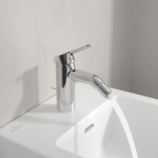 Il miscelatore monocomando per bidet della collezione Skyla di Villeroy & Boch si presenta in foto in finitura Chrome lucida. È dotato di aqua smart per un flusso di erogazione limitato, più sostenibile. Misura L 35 x P 17,7 x H 7,2 cm. Prezzo, Iva esclusa, 279 euro. www.villeroy-boch.it