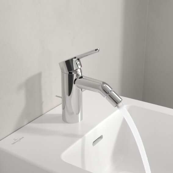 Il miscelatore monocomando per bidet della collezione Skyla di Villeroy & Boch si presenta in foto in finitura Chrome lucida. È dotato di aqua smart per un flusso di erogazione limitato, più sostenibile. Misura L 35 x P 17,7 x H 7,2 cm. Prezzo, Iva esclusa, 279 euro. www.villeroy-boch.it
