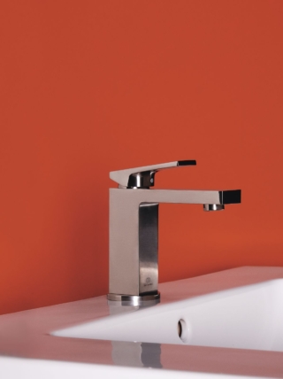 Il miscelatore monocomando lavabo Extra Atelier Collections di Ideal Standard con bocca di erogazione fissa è dotato di aeratore M24x1 con portata massima di 5 l/min e cartuccia FirmaFlow® da 28 mm con limitatore della temperatura. Misura L 17,8 x P 6,4 x H 16,5 cm. È disponibile nelle finiture Cromo, Silver Storm, Brushed Gold e Magnetic Grey. Prezzo, Iva esclusa, nella versione Cromo 313,50 euro. www.idealstandard.it