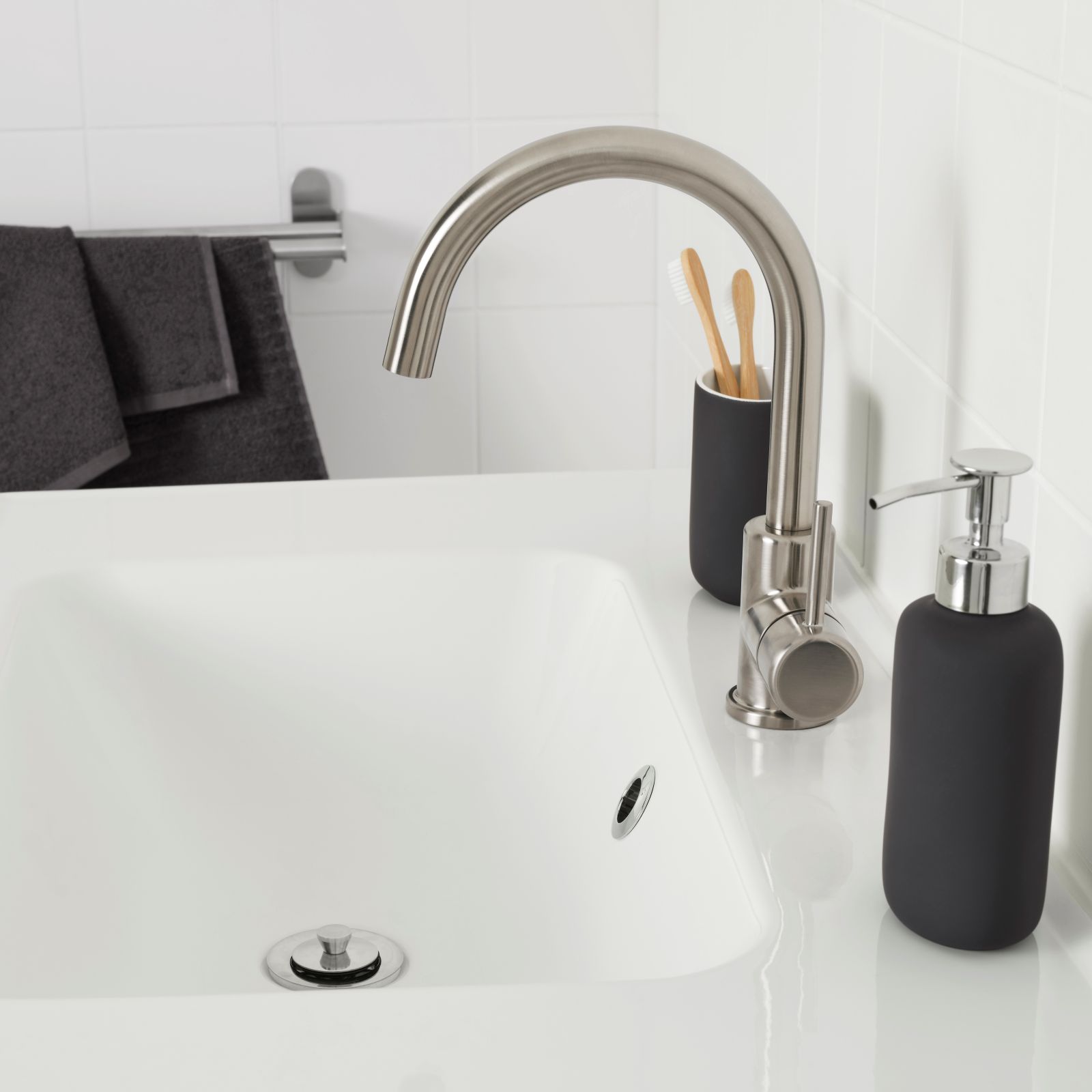 La bocca girevole del miscelatore lavabo Glypen di Ikea si può regolare da 90 a 120°. L'aeratore integrato permette di consumare meno acqua ed energia. Ha corpo in zinco metallizzato con effetto acciaio inossidabile. È alto 26,2 cm. Prezzo 45 euro. www.ikea.com