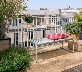 La panca/tavolo Talia di La Redoute Interieurs consente di trascorrere ore serene all'aria aperta anche su un balcone stretto: lo schienale infatti può essere facilmente abbattuto per avere a disposizione un tavolo con seduta. La struttura traforata è realizzata in acciaio verniciato verde chiato. Misura L 126 x P 96 x H 76/88 cm. Prezzo 449 euro. https://www.laredoute.it La panca/tavolo Talia di La Redoute Interieurs consente di trascorrere ore serene all'aria aperta anche su un balcone stretto: lo schienale infatti può essere facilmente abbattuto per avere a disposizione un tavolo con seduta. La struttura traforata è realizzata in acciaio verniciato verde chiato. Misura L 126 x P 96 x H 76/88 cm. Prezzo 449 euro. https://www.laredoute.it