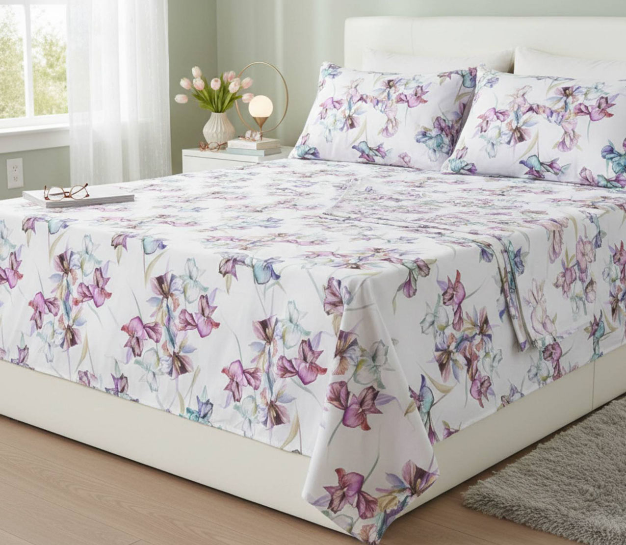 La parure letto matrimoniale Sucre di Cassera Casa è decorata da petali leggeri che garantiscono un comfort visivo e tattile durante la bella stagione. È prodotta in percalle di cotone bianco, con una stampa floreale nei toni del blu e del viola, che ha una texture asciutta e piacevole anche durante i mesi estivi. Il set include un lenzuolo sopra e due federe coordinate. Prezzo 82,50 euro. https://casahomewear.com La parure letto matrimoniale Sucre di Cassera Casa è decorata da petali leggeri che garantiscono un comfort visivo e tattile durante la bella stagione. È prodotta in percalle di cotone bianco, con una stampa floreale nei toni del blu e del viola, che ha una texture asciutta e piacevole anche durante i mesi estivi. Il set include un lenzuolo sopra e due federe coordinate. Prezzo 82,50 euro. https://casahomewear.com