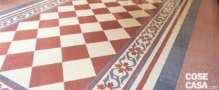 La composizione a pavimento è in graniglia di Aganippe https://aganippe.com/ - Si tratta quindi di una produzione attuale in vera graniglia cementizia, in piastrelle monocolore da 20x20 cm e 40x40 cm ed elementi decorati da 20x20 e 25x25 cm, tutto da lucidare in opera. Progetto architetto Clara Bona.