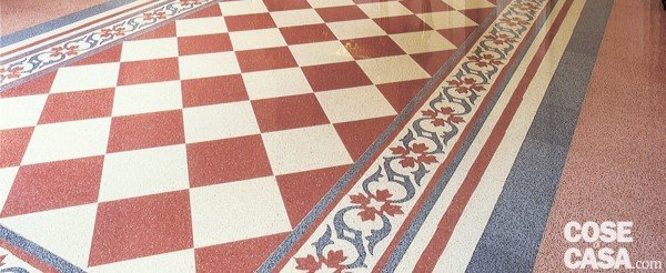 La composizione a pavimento è in graniglia di Aganippe https://aganippe.com/ - Si tratta quindi di una produzione attuale in vera graniglia cementizia, in piastrelle monocolore da 20x20 cm e 40x40 cm ed elementi decorati da 20x20 e 25x25 cm, tutto da lucidare in opera. Progetto architetto Clara Bona.