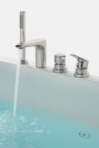 La versione per vasca della collezione Rule di Hafro è composta da rubinetto, miscelatore, deviatore e doccino disponibili nelle finiture Cromo, Nero e Acciaio. In foto: Rule Tub finitura Acciaio Satinato. Grazie al design minimal è perfetto in qualsiasi tipo di bagno. Prezzo su richiesta. https://gruppogeromin.com/