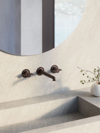 Fa parte della collezione Flora di Fantini, con design Vincent van Duysen, la batteria lavabo a parete. La bocca può essere completata scegliendo tra differenti maniglie. In foto nella finitura Mokka PVD. La profondità della bocca è di 21,2 cm. Prezzo su richiesta. www.fantini.it