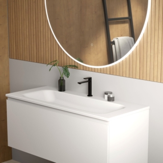 Il rubinetto da lavabo Rivea collezione Dia di Reuter in finitura nero opaco è dotato di
aeratore a risparmio idrico che eroga 4 l/min a 3 bar per un getto d’acqua confortevole. È alto 16,6 cm. Prezzo 280,21 euro. www.reuter.com