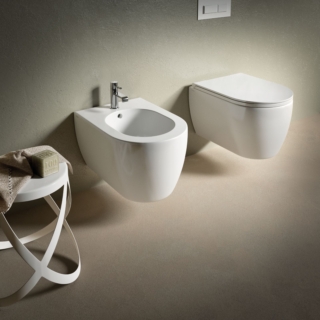 I sanitari compatti Fusion Compact di Hatria sono molto compatti. Il vaso è dotato di tecnologia di scarico senza brida (Pure Rim) e di sedile con meccanismo di sgancio rapido e chiusura ammortizzata. Sono disponibili nei colori bianco lucido o bianco opaco per installazione a terra o sospesa. Misurano L 35 x P 48 cm. Prezzo, Iva esclusa, del vaso Pure Rim con sedile a sgancio frenato e bidet 999 euro. www.hatria.com