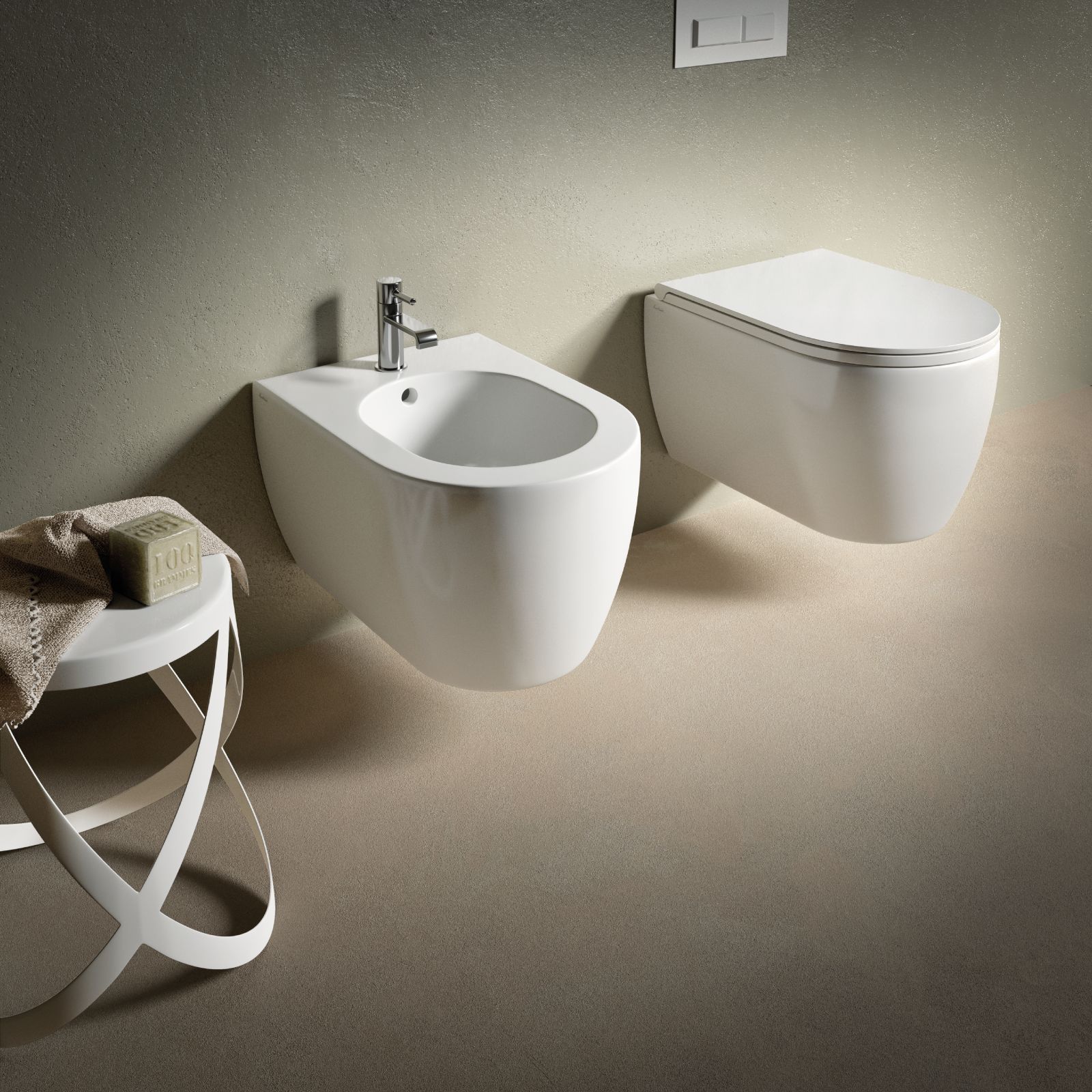 I sanitari compatti Fusion Compact di Hatria sono molto compatti. Il vaso è dotato di tecnologia di scarico senza brida (Pure Rim) e di sedile con meccanismo di sgancio rapido e chiusura ammortizzata. Sono disponibili nei colori bianco lucido o bianco opaco per installazione a terra o sospesa. Misurano L 35 x P 48 cm. Prezzo, Iva esclusa, del vaso Pure Rim con sedile a sgancio frenato e bidet 999 euro. www.hatria.com
