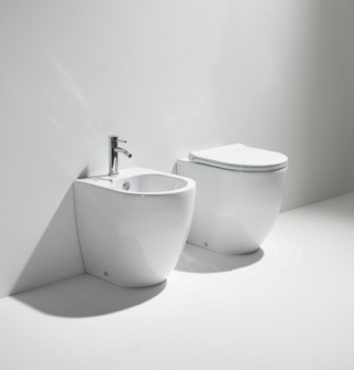 I sanitari in ceramica Vignoni XS di Simas hanno forme morbide, pulite e salva-spazio. Sono disponibili nei colori lucidi oltre al classico bianco e nero lucido fino alle finiture satinate bianco Matt, nero Matt, antracite Matt, cemento Matt, tela Matt, moka Matt, sabbia Matt. Il vaso e il bidet carenati nella finitura bianco lucido in foto misurano, cadauno, L 37 x P 48 cm. Prezzo del vaso, Iva esclusa, 500 euro; prezzo del bidet, Iva esclusa, 459 euro. Prezzo del coprivaso bianco lucido in termoindurente con cerniere rallentate cromo a sgancio rapido, Iva esclusa, 208 euro. www.simas.it