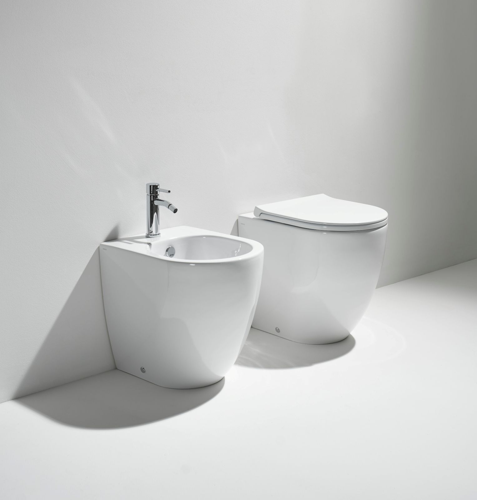 I sanitari in ceramica Vignoni XS di Simas hanno forme morbide, pulite e salva-spazio. Sono disponibili nei colori lucidi oltre al classico bianco e nero lucido fino alle finiture satinate bianco Matt, nero Matt, antracite Matt, cemento Matt, tela Matt, moka Matt, sabbia Matt. Il vaso e il bidet carenati nella finitura bianco lucido in foto misurano, cadauno, L 37 x P 48 cm. Prezzo del vaso, Iva esclusa, 500 euro; prezzo del bidet, Iva esclusa, 459 euro. Prezzo del coprivaso bianco lucido in termoindurente con cerniere rallentate cromo a sgancio rapido, Iva esclusa, 208 euro. www.simas.it