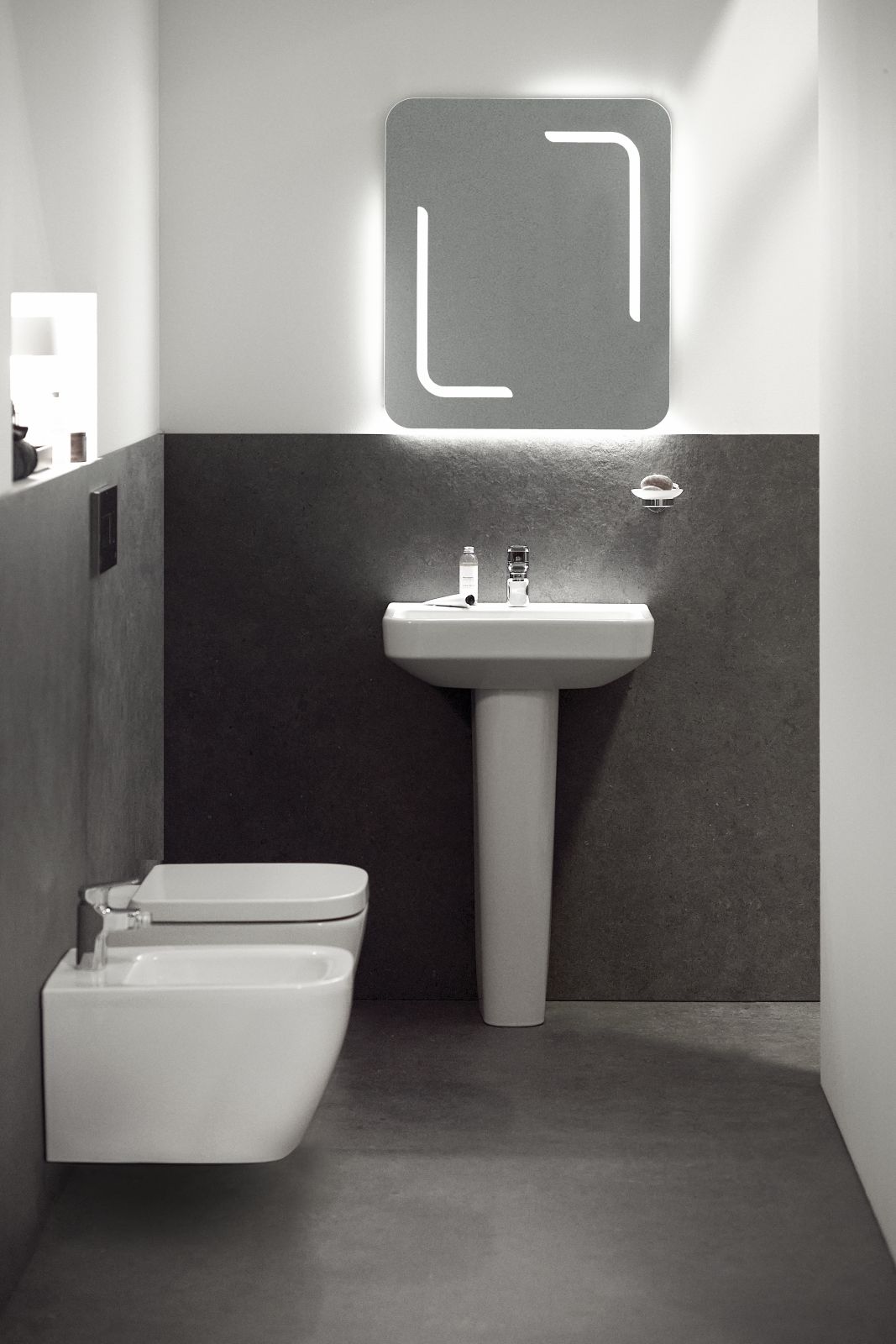 I sanitari compatti sospesi della collezione i.Life S di Ideal Standard sono realizzati in vitreous china. Il vaso è dotato di RimLS+ che offre una pulizia completa senza schizzi e senza lasciare spazio ai batteri. Misurano, cadauno, L 35,5 x P 48 cm. Prezzo del bidet, Iva esclusa, 264 euro. Prezzo del vaso, Iva esclusa, 300,50 euro. www.idealstandard.it