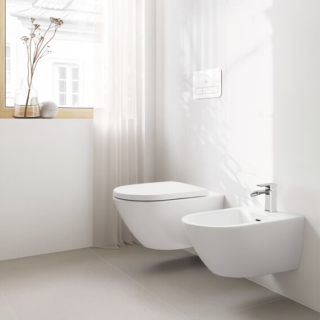 Il vaso e il bidet sospesi Subway 3.0 di Villeroy & Boch sono realizzati in ceramica per sanitari nel colore Stone White CeramicPlus e finitura opaca. Il vaso senza brida ha tecnologia di sciacquo a vortice TwistFlush e misura L 37 x P 56 cm. Prezzo, Iva esclusa, 1.202 euro. Il bidet misura L 37,5 x P 56 cm. Prezzo, Iva esclusa, 857 euro. www.villeroy-boch.it