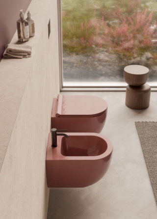 Sono in finitura Tabasco lucido il vaso e il bidet sospesi UNICA 47 di Alice Ceramica, di forma leggera e dalle linee essenziali. Il vaso è rimless, senza brida, ed è dotato di scarico a vortice Aliflush+. Misurano, cadauno, L 35 x P 47 cm. Prezzo, ciascuno, 505 euro. www.aliceceramica.com