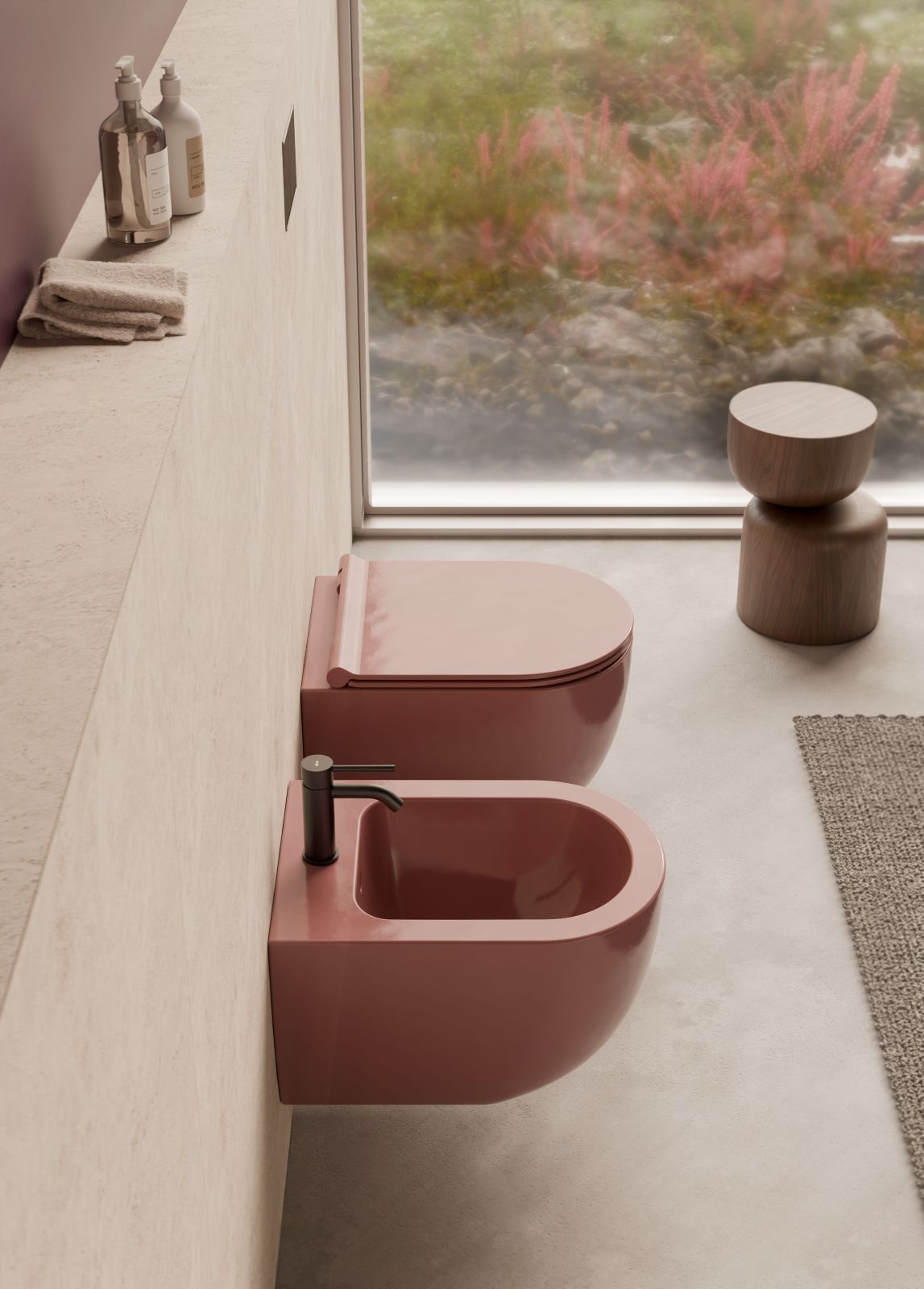 Sono in finitura Tabasco lucido il vaso e il bidet sospesi UNICA 47 di Alice Ceramica, di forma leggera e dalle linee essenziali. Il vaso è rimless, senza brida, ed è dotato di scarico a vortice Aliflush+. Misurano, cadauno, L 35 x P 47 cm. Prezzo, ciascuno, 505 euro. www.aliceceramica.com