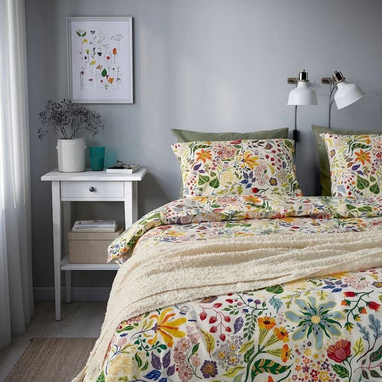 Un trionfo di corolle colorate decora il set copripiumino matrimoniale Strandlummer di Ikea Italia che trasforma il letto in un prato fiorito. È realizzato in puro cotone fiammato con fibre irregolari intrecciate nel tessuto che aggiungono texture e danno vita ad un'atmosfera rilassata e informale. Il cotone è un materiale naturale che diventa sempre più morbido, lavaggio dopo lavaggio. Prezzo 39,95 euro. https://www.ikea.com Un trionfo di corolle colorate decora il set copripiumino matrimoniale Strandlummer di Ikea Italia che trasforma il letto in un prato fiorito. È realizzato in puro cotone fiammato con fibre irregolari intrecciate nel tessuto che aggiungono texture e danno vita ad un'atmosfera rilassata e informale. Il cotone è un materiale naturale che diventa sempre più morbido, lavaggio dopo lavaggio. Prezzo 39,95 euro. https://www.ikea.com