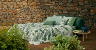 Una preziosa stampa digitale nelle fresche sfumature del verde per il set matrimoniale Calle di Fazzini completamente realizzato in percalle di puro cotone. La decorazione si ispira alle sensuali ed esotiche atmosfere delle opere di Gauguin in Polinesia. Il completo lenzuolo-copriletto matrimoniale prezzo 179 euro. La parure copripiumino matrimoniale prezzo 189 euro. www.fazzinihome.com Una preziosa stampa digitale nelle fresche sfumature del verde per il set matrimoniale Calle di Fazzini completamente realizzato in percalle di puro cotone. La decorazione si ispira alle sensuali ed esotiche atmosfere delle opere di Gauguin in Polinesia. Il completo lenzuolo-copriletto matrimoniale prezzo 179 euro. La parure copripiumino matrimoniale prezzo 189 euro. www.fazzinihome.com