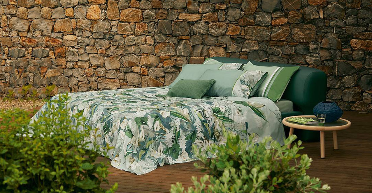 Una preziosa stampa digitale nelle fresche sfumature del verde per il set matrimoniale Calle di Fazzini completamente realizzato in percalle di puro cotone. La decorazione si ispira alle sensuali ed esotiche atmosfere delle opere di Gauguin in Polinesia. Il completo lenzuolo-copriletto matrimoniale prezzo 179 euro. La parure copripiumino matrimoniale prezzo 189 euro. www.fazzinihome.com Una preziosa stampa digitale nelle fresche sfumature del verde per il set matrimoniale Calle di Fazzini completamente realizzato in percalle di puro cotone. La decorazione si ispira alle sensuali ed esotiche atmosfere delle opere di Gauguin in Polinesia. Il completo lenzuolo-copriletto matrimoniale prezzo 179 euro. La parure copripiumino matrimoniale prezzo 189 euro. www.fazzinihome.com