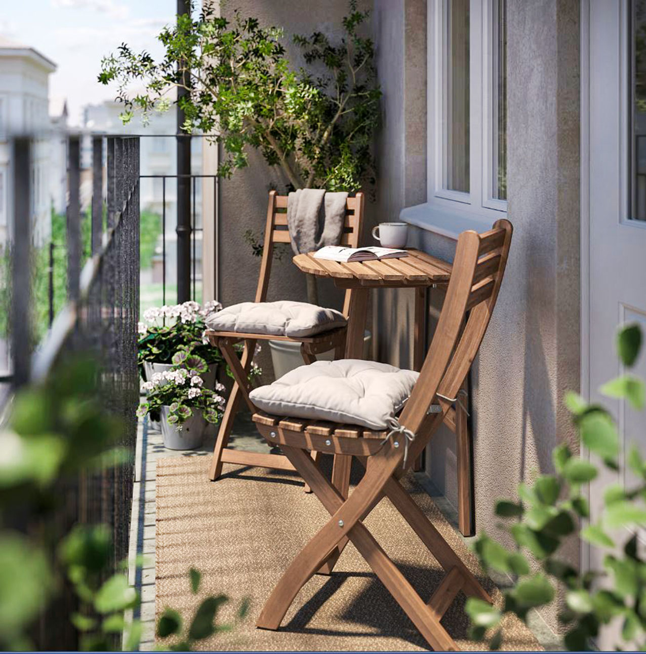 Può essere posizionato sotto la finestra per arredare un balcone lungo e stretto il set Askholmen di Ikea Italia: include un tavolo da parete per due persone, con il piano a mezzaluna pieghevole, e due sedie pieghevoli coordinate con cuscini imbottiti, tutti realizzati in acacia massiccia. Il tavolo misura L 70 x P 8/44 x H 71 cm. Prezzo 95 euro per il set. https://www.ikea.com Può essere posizionato sotto la finestra per arredare un balcone lungo e stretto il set Askholmen di Ikea Italia: include un tavolo da parete per due persone, con il piano a mezzaluna pieghevole, e due sedie pieghevoli coordinate con cuscini imbottiti, tutti realizzati in acacia massiccia. Il tavolo misura L 70 x P 8/44 x H 71 cm. Prezzo 95 euro per il set. https://www.ikea.com