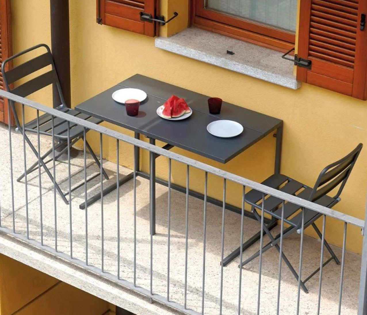 Permette di sfruttare al meglio lo spazio anche in un balcone poco profondo il set Balcony (Ref. 96032453) in vendita su Leroy Merlin: è composto da un tavolo e da due sedie pieghevoli realizzati in ferro di colore nero. Il tavolo ha il piano ribaltabile che, una volta chiuso, lascia libero il passaggio. Il tavolo misura L 20/50 x P 100 x H 72 cm. Prezzo 299 euro per il set. https://www.leroymerlin.it Permette di sfruttare al meglio lo spazio anche in un balcone poco profondo il set Balcony (Ref. 96032453) in vendita su Leroy Merlin: è composto da un tavolo e da due sedie pieghevoli realizzati in ferro di colore nero. Il tavolo ha il piano ribaltabile che, una volta chiuso, lascia libero il passaggio. Il tavolo misura L 20/50 x P 100 x H 72 cm. Prezzo 299 euro per il set. https://www.leroymerlin.it