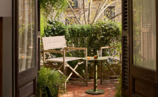 Un'oasi di relax nel verde in città grazie al tavolino Asinara completamente prodotto in alluminio verde che lo rende leggero e facile da sistemare anche su un balcone piccolo. Misura Ø 40 x H 52 cm. Prezzo 142 euro. Intorno trovano posto le sedie pieghevoli Tisno in alluminio e Textilene color tortora che costano 177 euro cad. Tutto di Kave Home. https://kavehome.com Un'oasi di relax nel verde in città grazie al tavolino Asinara completamente prodotto in alluminio verde che lo rende leggero e facile da sistemare anche su un balcone piccolo. Misura Ø 40 x H 52 cm. Prezzo 142 euro. Intorno trovano posto le sedie pieghevoli Tisno in alluminio e Textilene color tortora che costano 177 euro cad. Tutto di Kave Home. https://kavehome.com