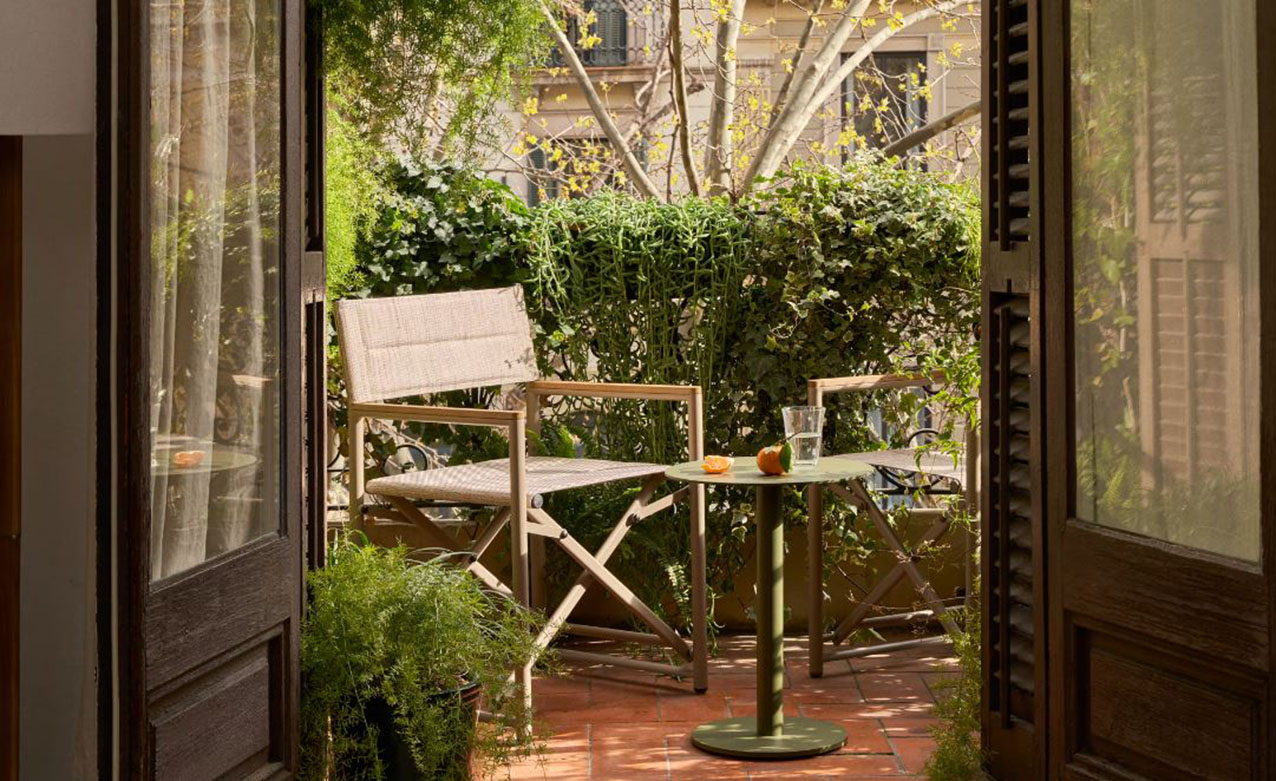 Un'oasi di relax nel verde in città grazie al tavolino Asinara completamente prodotto in alluminio verde che lo rende leggero e facile da sistemare anche su un balcone piccolo. Misura Ø 40 x H 52 cm. Prezzo 142 euro. Intorno trovano posto le sedie pieghevoli Tisno in alluminio e Textilene color tortora che costano 177 euro cad. Tutto di Kave Home. https://kavehome.com Un'oasi di relax nel verde in città grazie al tavolino Asinara completamente prodotto in alluminio verde che lo rende leggero e facile da sistemare anche su un balcone piccolo. Misura Ø 40 x H 52 cm. Prezzo 142 euro. Intorno trovano posto le sedie pieghevoli Tisno in alluminio e Textilene color tortora che costano 177 euro cad. Tutto di Kave Home. https://kavehome.com