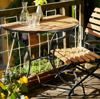 Fa parte della serie Parklife di Butlers in vendita su home24 il tavolino caratterizzato da una romantica struttura sagomata in ferro nero e da un piano a mezzaluna in legno di acacia. Misura L 85 x P 54 X H 75 cm. Prezzo 139 euro. https://www.home24.it Fa parte della serie Parklife di Butlers in vendita su home24 il tavolino caratterizzato da una romantica struttura sagomata in ferro nero e da un piano a mezzaluna in legno di acacia. Misura L 85 x P 54 X H 75 cm. Prezzo 139 euro. https://www.home24.it