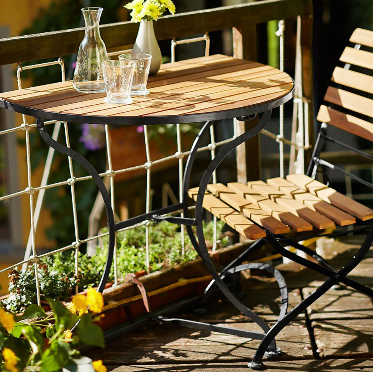 Fa parte della serie Parklife di Butlers in vendita su home24 il tavolino caratterizzato da una romantica struttura sagomata in ferro nero e da un piano a mezzaluna in legno di acacia. Misura L 85 x P 54 X H 75 cm. Prezzo 139 euro. https://www.home24.it Fa parte della serie Parklife di Butlers in vendita su home24 il tavolino caratterizzato da una romantica struttura sagomata in ferro nero e da un piano a mezzaluna in legno di acacia. Misura L 85 x P 54 X H 75 cm. Prezzo 139 euro. https://www.home24.it