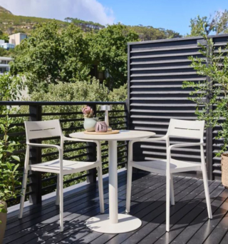 Un piano rotondo in pietra sinterizzata beige per il tavolo bistrot Vamdrup di Jysk che ha la base in acciaio verniciato a polvere. Le dimensioni contenute e la forma circolare permettono di collocarlo anche in un angolo del balcone per organizzare una zona pranzo all'aria aperta semplicemente aggiungendo due sedie. Misura Ø 70 x H 72 cm. Prezzo 169 euro. https://jysk.it Un piano rotondo in pietra sinterizzata beige per il tavolo bistrot Vamdrup di Jysk che ha la base in acciaio verniciato a polvere. Le dimensioni contenute e la forma circolare permettono di collocarlo anche in un angolo del balcone per organizzare una zona pranzo all'aria aperta semplicemente aggiungendo due sedie. Misura Ø 70 x H 72 cm. Prezzo 169 euro. https://jysk.it