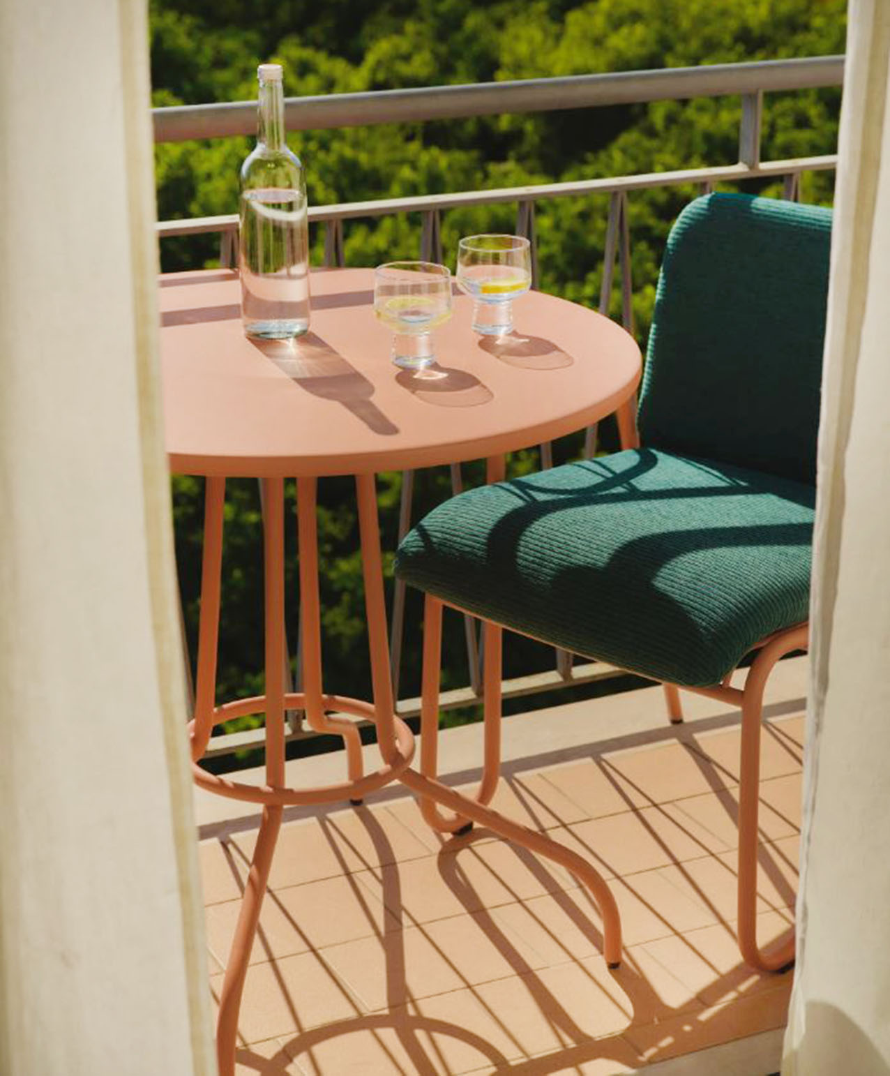 Una delicata colorazione pesca per il tavolo rotondo Giovanni di Westwing Collection che permette di pranzare anche su un mini balcone; la struttura è prodotta in acciaio inossidabile verniciato a polvere ed è garantito 10 anni. Misura Ø 70 x H 76 cm. Prezzo 399 euro. Accanto trova posto una seduta imbottita per il massimo comfort. https://www.westwing.it Una delicata colorazione pesca per il tavolo rotondo Giovanni di Westwing Collection che permette di pranzare anche su un mini balcone; la struttura è prodotta in acciaio inossidabile verniciato a polvere ed è garantito 10 anni. Misura Ø 70 x H 76 cm. Prezzo 399 euro. Accanto trova posto una seduta imbottita per il massimo comfort. https://www.westwing.it
