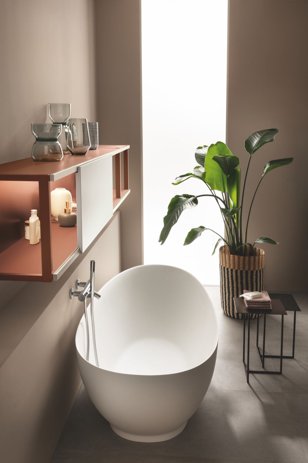 La vasca a libera installazione Cot in Betalite di Scavolini è caratterizzata da un’elegante finitura opaca. È progettata per essere collocata anche al centro della stanza. La capienza di 319 litri permette un’immersione totale. Misura L 165 x P 75 x H 49 cm. Prezzo su richiesta. www.scavolini.com La vasca a libera installazione Cot in Betalite di Scavolini è caratterizzata da un’elegante finitura opaca. È progettata per essere collocata anche al centro della stanza. La capienza di 319 litri permette un’immersione totale. Misura L 165 x P 75 x H 49 cm. Prezzo su richiesta. www.scavolini.com