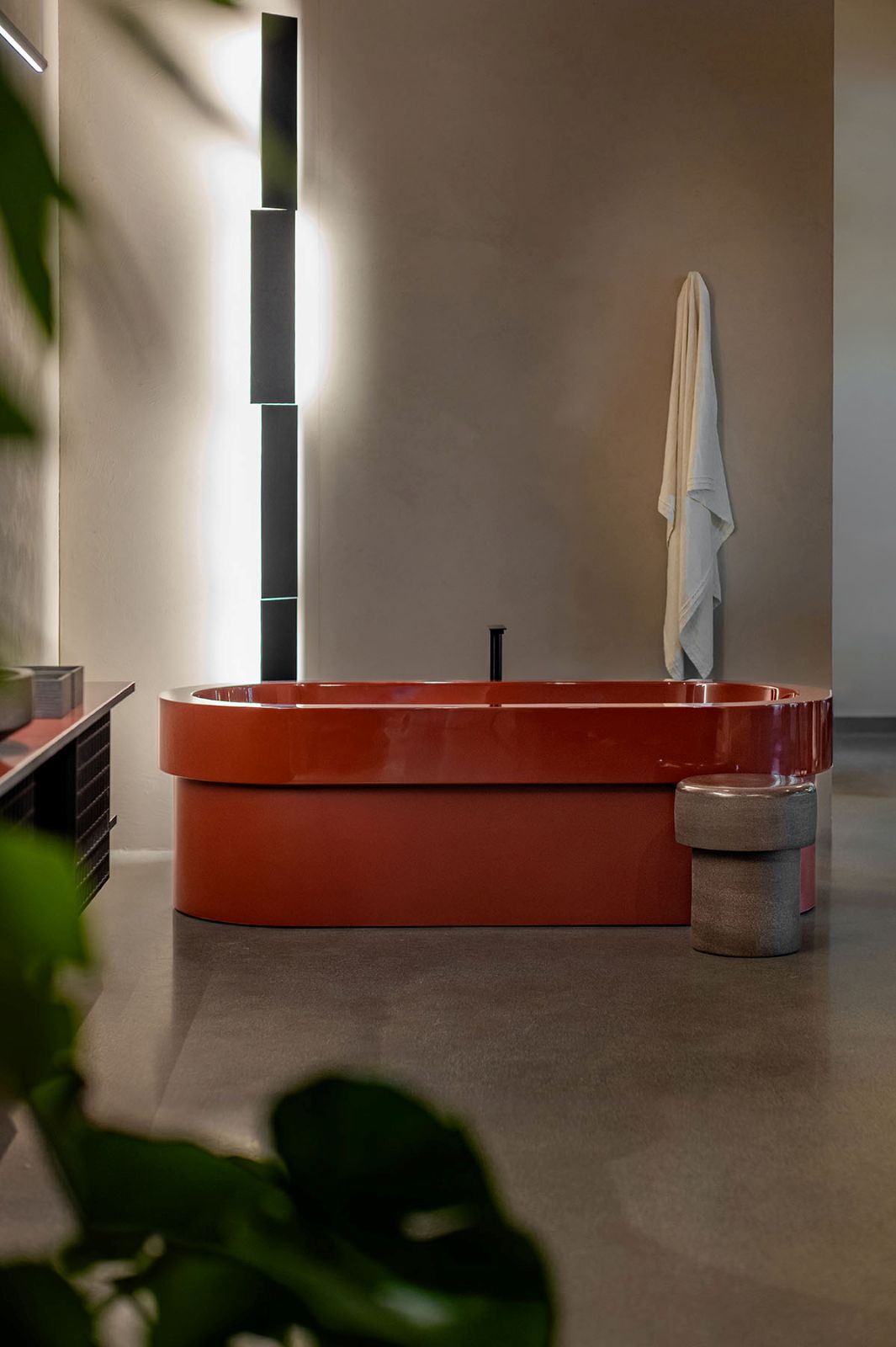 L’iconica vasca freestanding Cenote di Agape con design di Patricia Urquiola è proposta in una versione in solid surface gelcoat nei colori pistacchio, bianco panna, terra scura, cappuccino, bordeaux (come in foto) e blu, nella finitura opaca o lucida. Si possono combinare anche entrambe le finiture: opaco all’esterno e lucido all’interno e sul bordo. È disponibile in tre differenti misure. Prezzo su richiesta. www.agapedesign.it L’iconica vasca freestanding Cenote di Agape con design di Patricia Urquiola è proposta in una versione in solid surface gelcoat nei colori pistacchio, bianco panna, terra scura, cappuccino, bordeaux (come in foto) e blu, nella finitura opaca o lucida. Si possono combinare anche entrambe le finiture: opaco all’esterno e lucido all’interno e sul bordo. È disponibile in tre differenti misure. Prezzo su richiesta. www.agapedesign.it